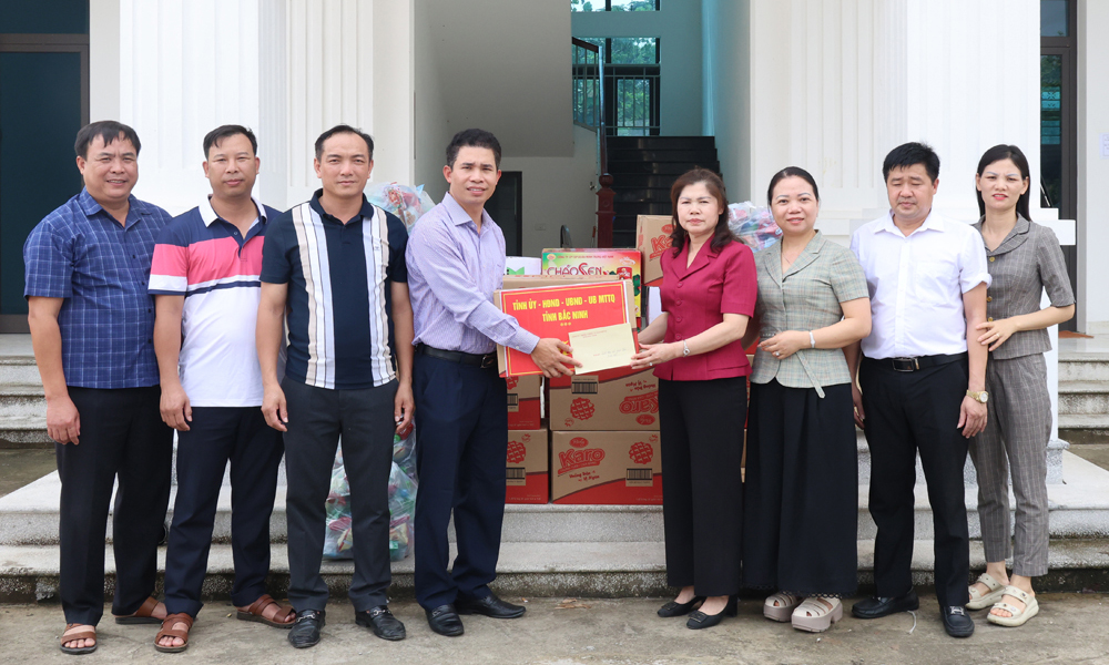  Phó Chủ tịch HĐND tỉnh Lâm Thị Hương Thành trao quà hỗ trợ Nhân dân bị ảnh hưởng bởi bão lũ tại xã Xuân Cẩm